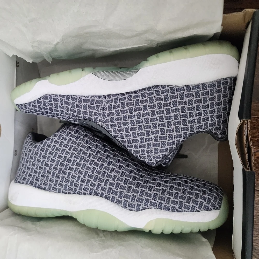 Air Jordan Future Low BG Wolf Gray/ Emerald Rise size 5.5Y/ Euro 38